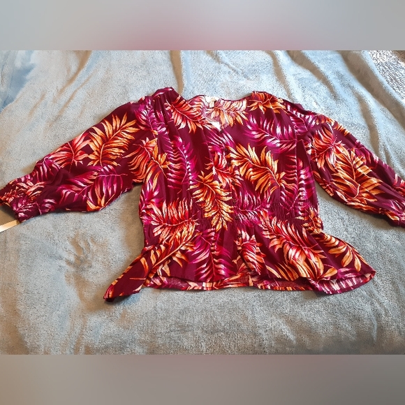 Sofia Vergara Floral Blouse. - Picture 3 of 6